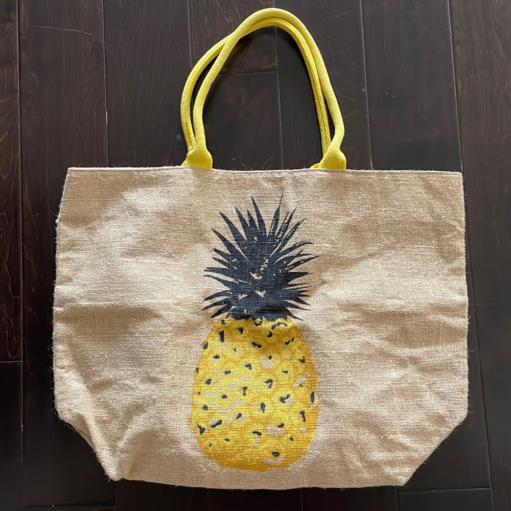 Huge beach bag! Woven material and cute pineapple on the front